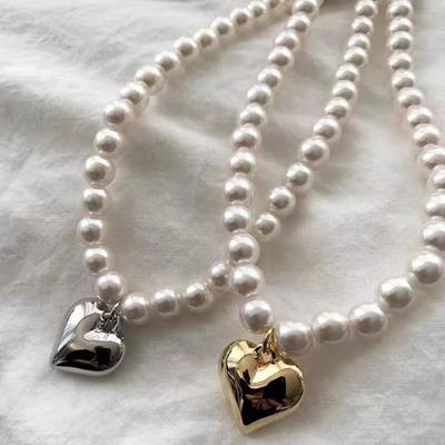 Conception de niche sens lumière luxe collier de perles, tendance et simple pendentif cœur or et argent chaîne de clavicule perle