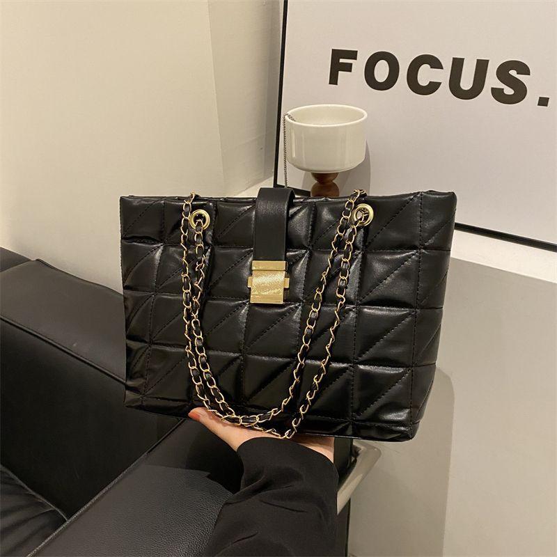 Premium Bag New 2025 Large Capacity Chain Shoulder Messenger Bag Commuter Diamond Tote Bag Fashion Underarm Bag