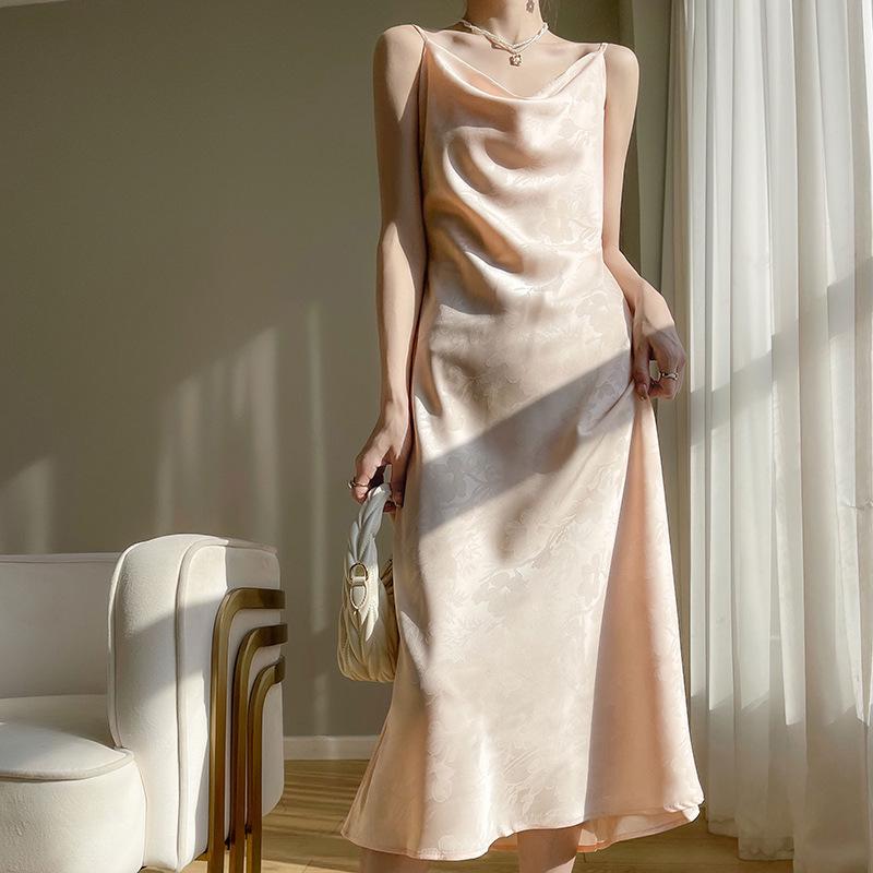 

Платье-комбинация из шелкового сатина с драпировкой на шее и жаккардовым узором, стройнящее – Универсальная женская одежда на весну/лето Medium