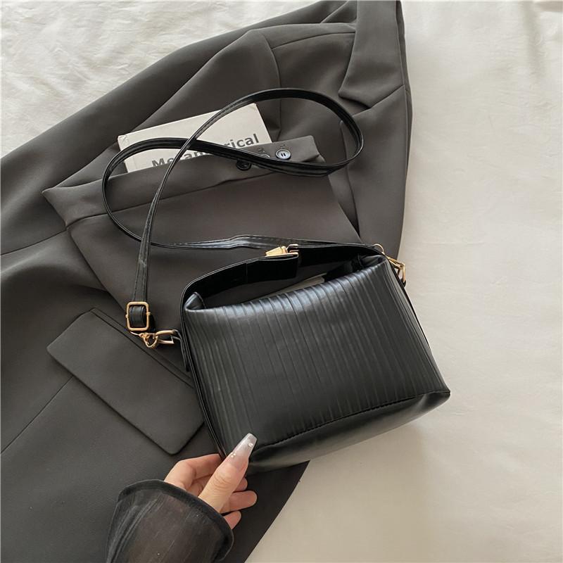 

Solid color simple handbag 2025 summer new niche design shoulder messenger bag this year popular Korean version of women s bags