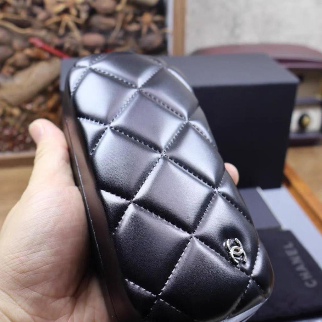 Chanel Schwarzer gesteppter PU-Leder Hartschalen-Sonnenbrillen-Etui