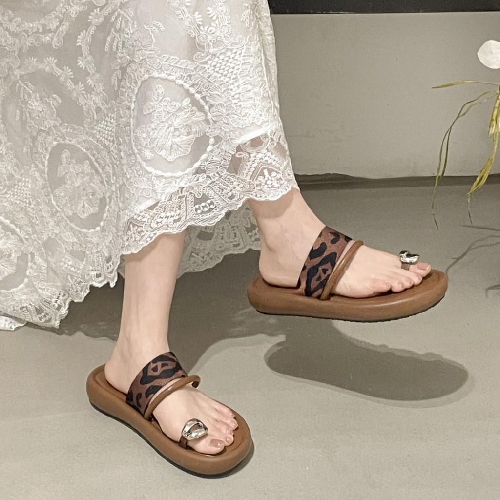 Fashion trend retro non-slip thick-soled one-word slippers women's summer wear 2025 new models with skirts French sandals