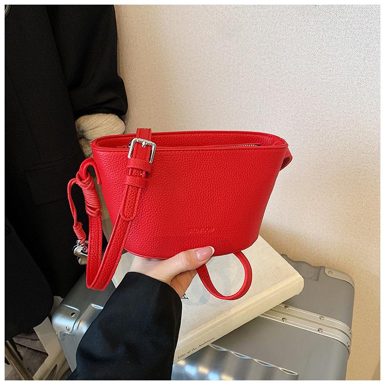 New simple women's bag, small and fresh shoulder bag, large-capacity work commuter women's messenger bag