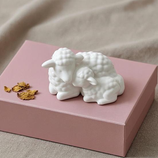 3D Printed Mother and Baby Sheep Figurine, Soft White Desk Decor, Cute Animal Shelf Ornament, Heartwarming Mother's Day & Newborn Gift