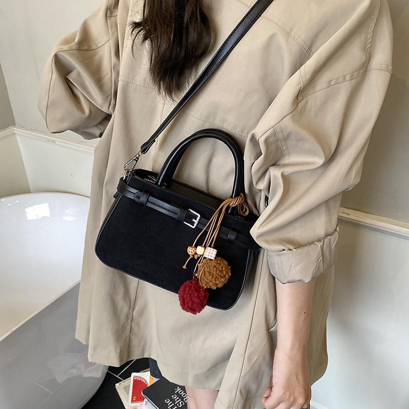 This year's popular small bag women's autumn and winter 2025 new matte retro messenger bag casual portable bucket bag