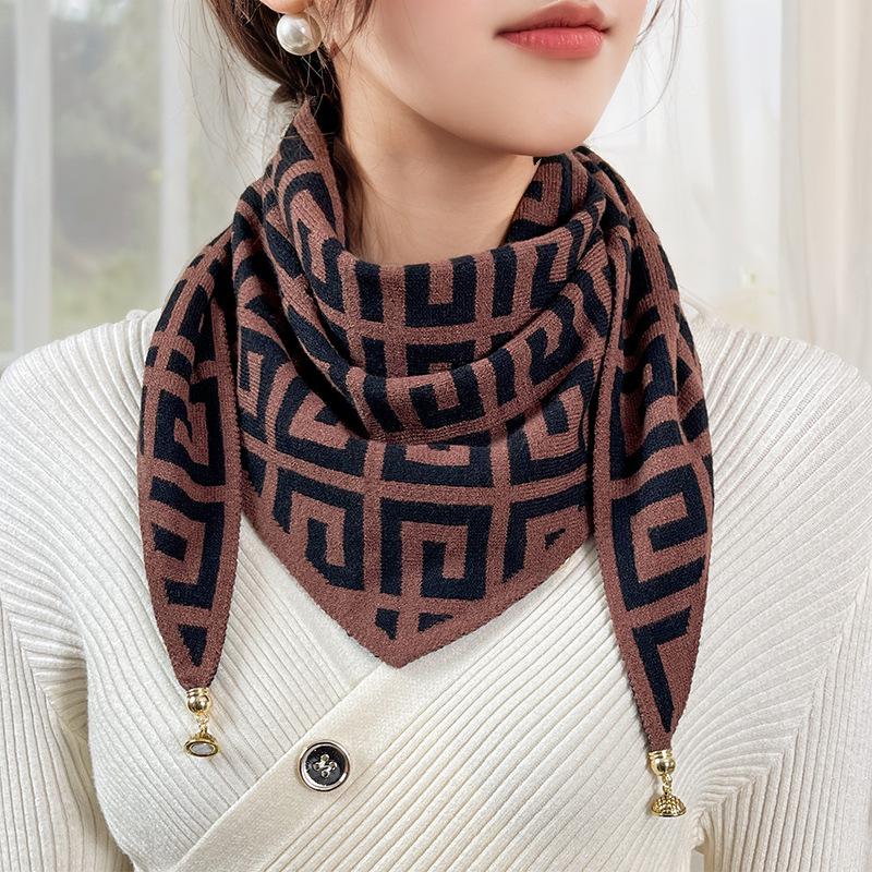 Festlicher Strickdreieckschal mit goldenen Akzenten: Warmer, vielseitiger Winter-Nackenwärmer