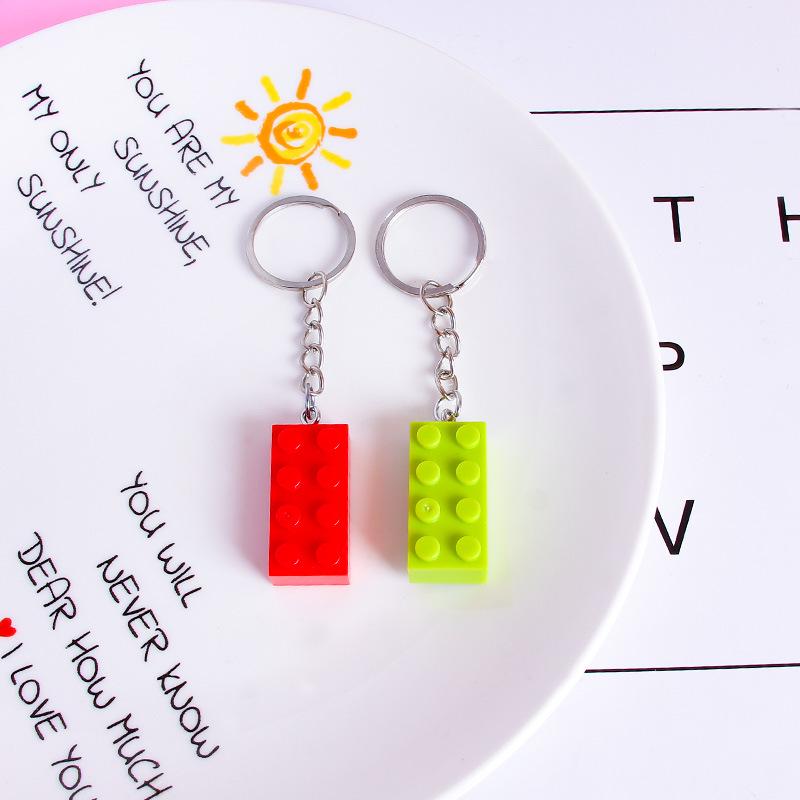 Bunte 2x4 Noppen Schlüsselanhänger: Personalisierter Taschenanhänger Ornament & Kleines Geschenk