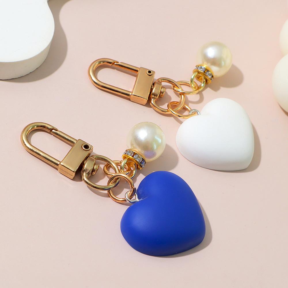 Resin Heart Keychain Black White Car Key Ring with Pearl Car Keychain Bag Ornaments for Couples Jewelry Gift Accessories