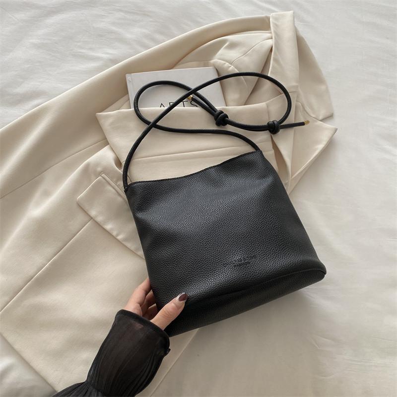 

Trendy Black And White Bucket Bag For Women Stylish Vintage French Design Chic Shoulder Tote чёрный