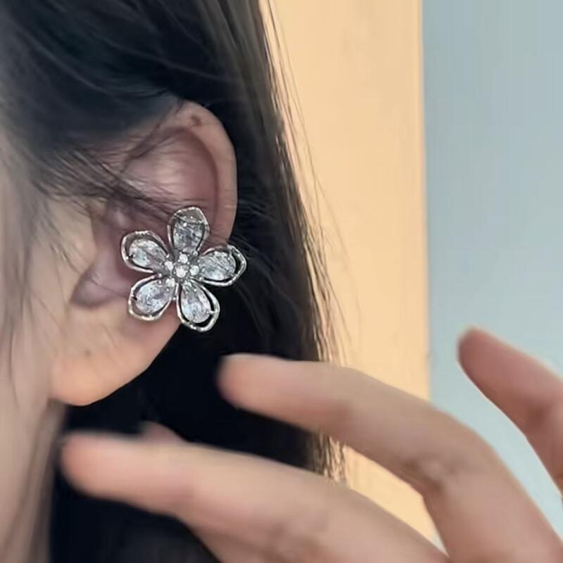 1Ps Delicate Zircon Hollow Flower Ear Clip for Women Girls Fashion Five Petal Flower Ear Cuff No Piercings Earrings Jewelry Gift