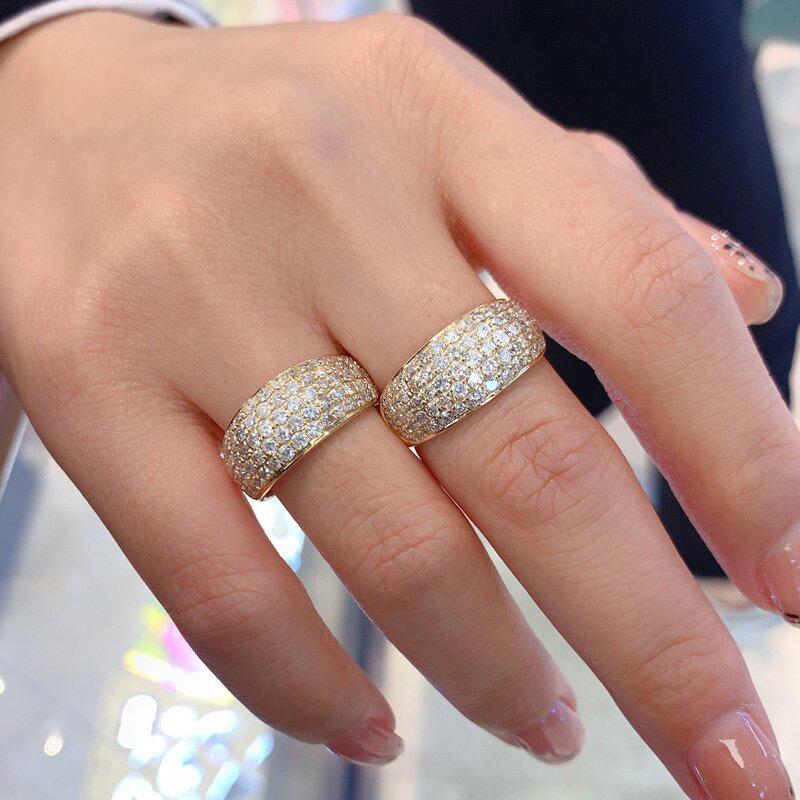 Huitan Luxus Damen Goldfarbener Ring Voll Glänzend Zirkonia Elegant Hochzeitszubehör Trendiger Damen Finger Schmuck für Party