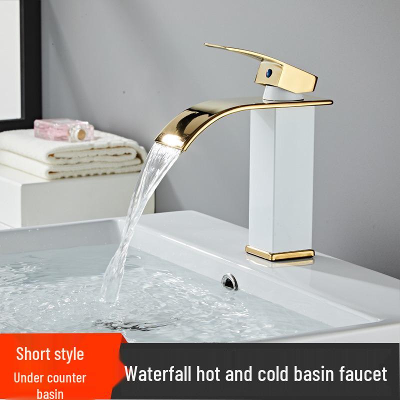 Dvouteplotní vodopádová umyvadlová baterie na koupelnové desky