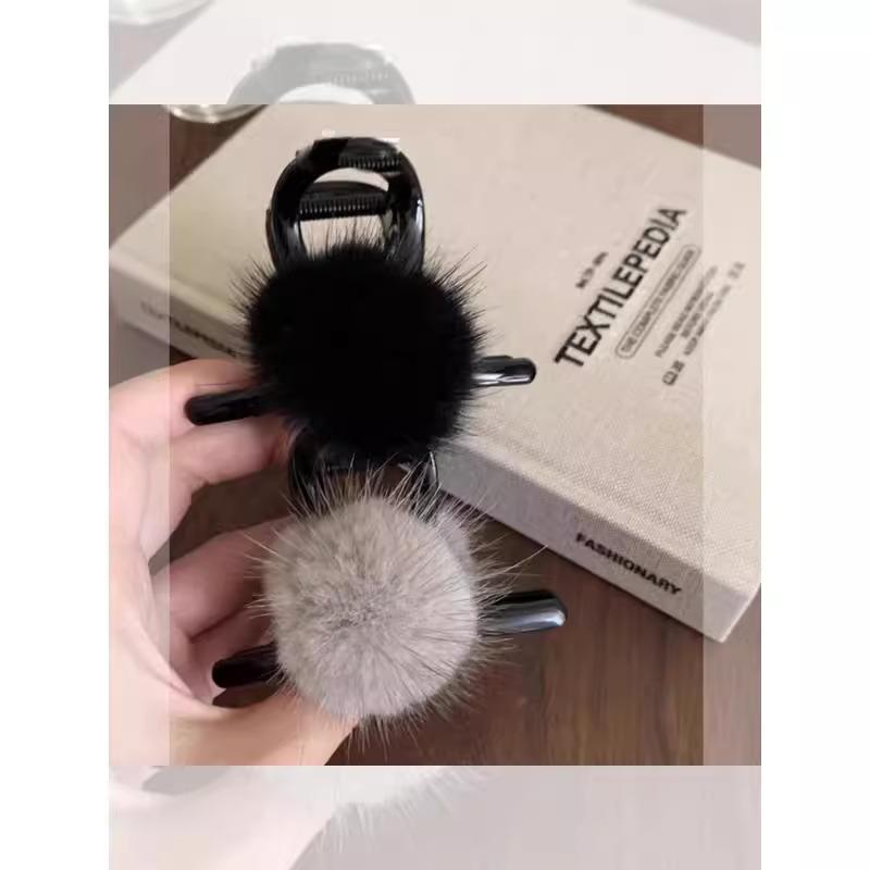 Retro Chic Hairball Claw Clip: Women's Updo Hairpin, Light Luxury Autumn/Winter Style