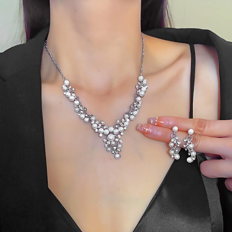 Stylish Pearl Necklace & Earrings Set: Elegant Bridal Accessory
