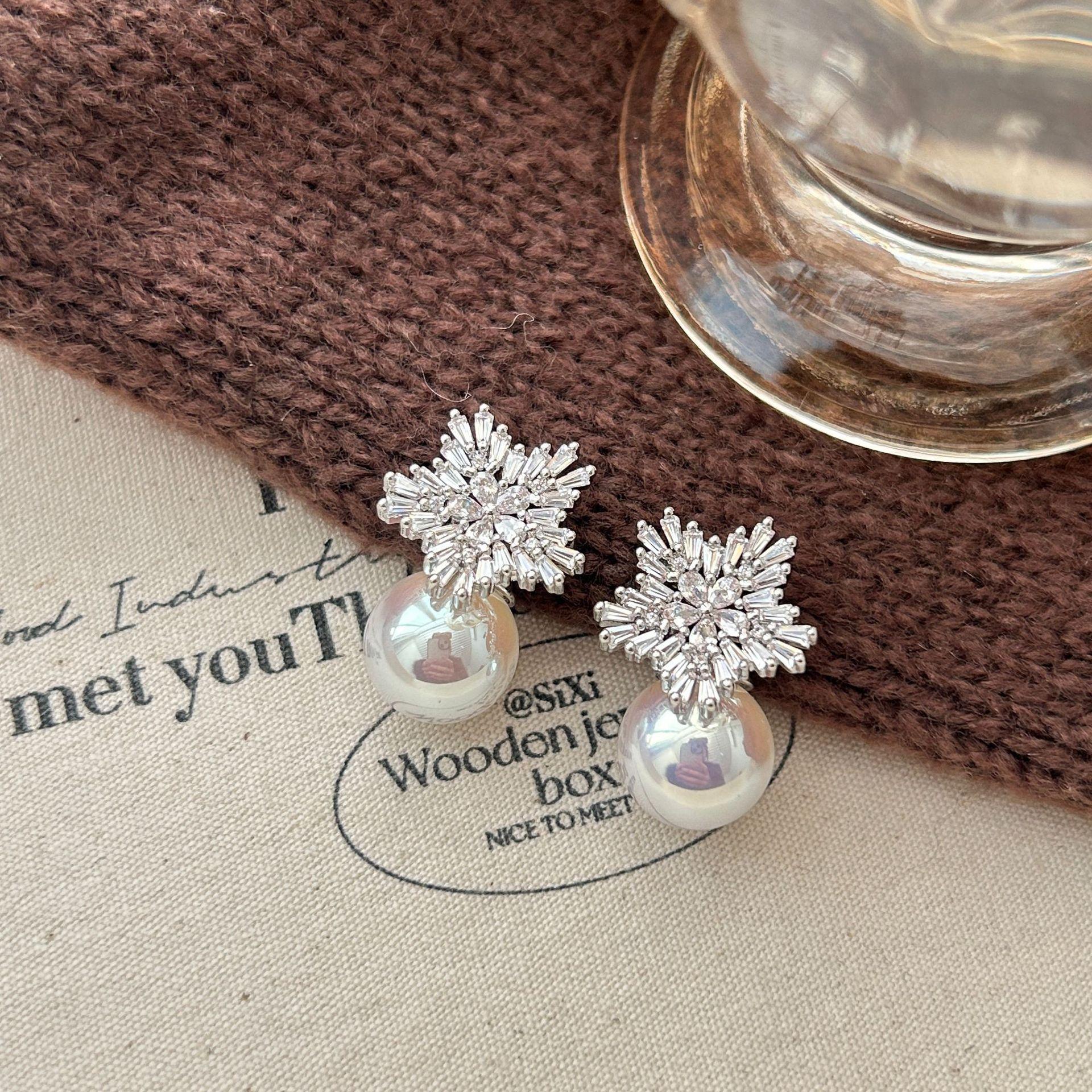 

S925 Silver Needle AKOYA Colorful Pearl Earrings Unique and Beautiful Crystal Snowflake Stud Earrings Explosive Earrings