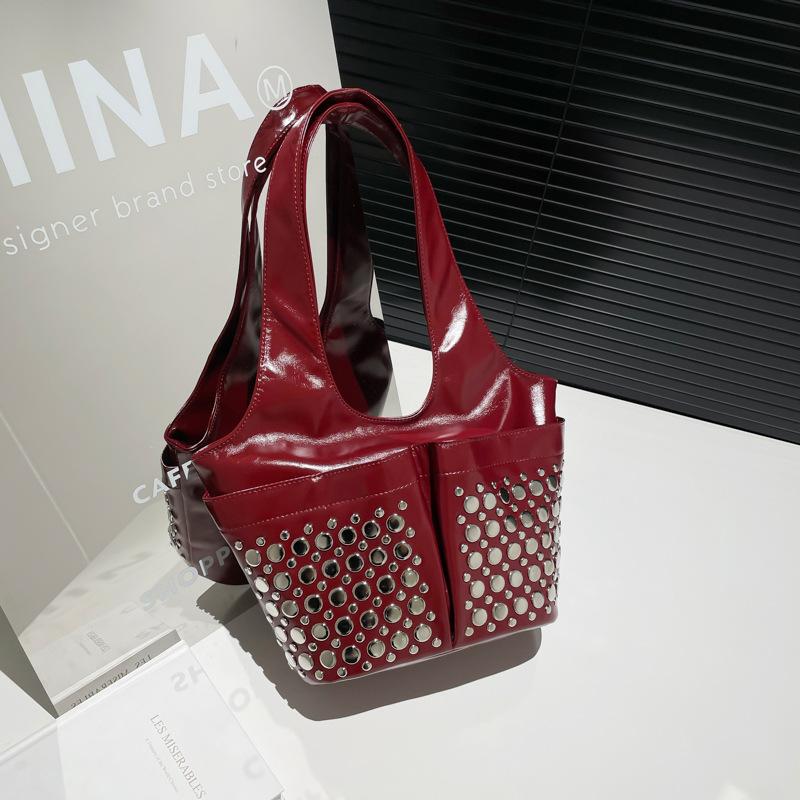 Dames tas nieuwe straattrend tas textuur klinknagel design dames locomotief wind schoudertas