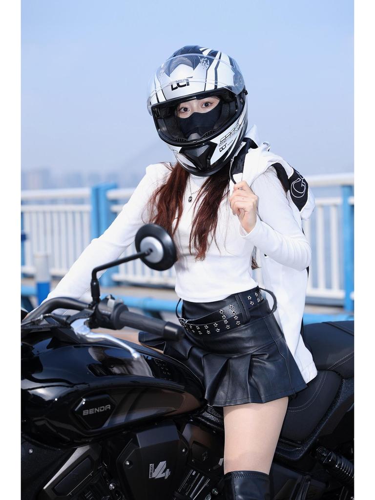 In-Stock Full-Face Double Lens Motorcycle Helmet - Retro Design for Men & Women, Ideal for Street Bikes & Scooters