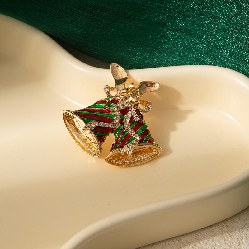 Christmas Brooch for Women European Style Metal Enamel Wreath Brooch with Hollow Rhinestones Elegant Fashion Jewelry for Party Outfits