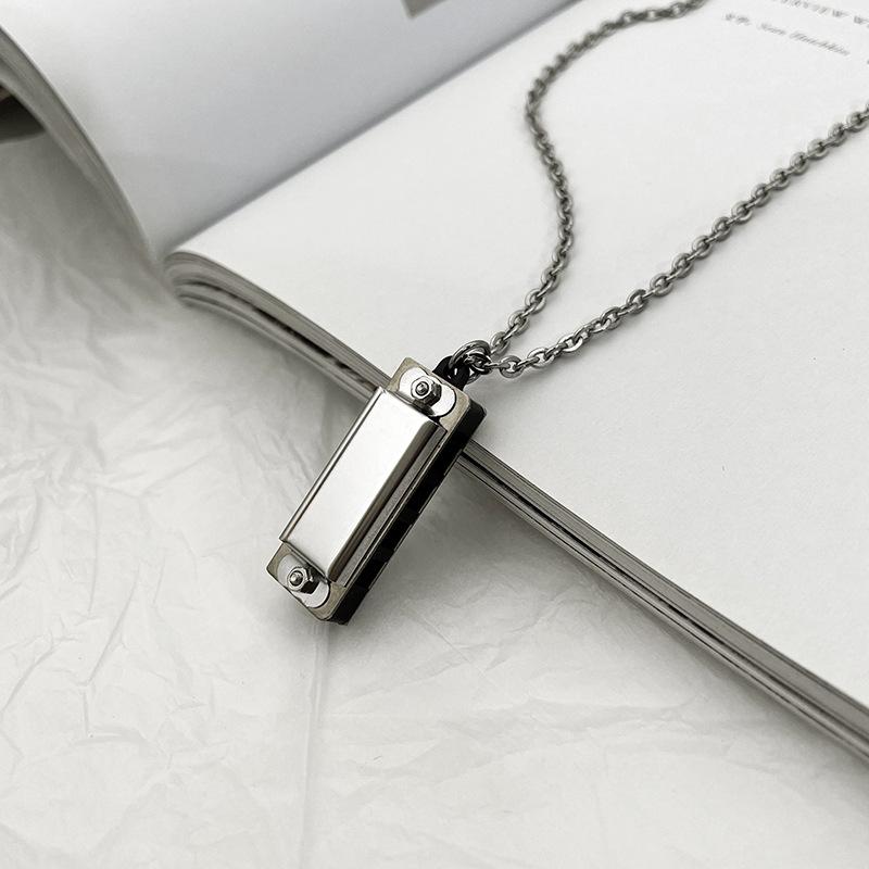 Ye Yin has the same style, which can be blown, harmonica necklace, earth cool dancing, literary couple pendant chain, sweater chain, accessories tide.