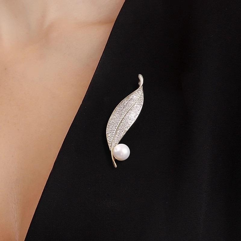 The Golden Leaf Zhenhui Brooch Is A Unique and Feminine Pearl Leaf Corsage with A Distinctive Design