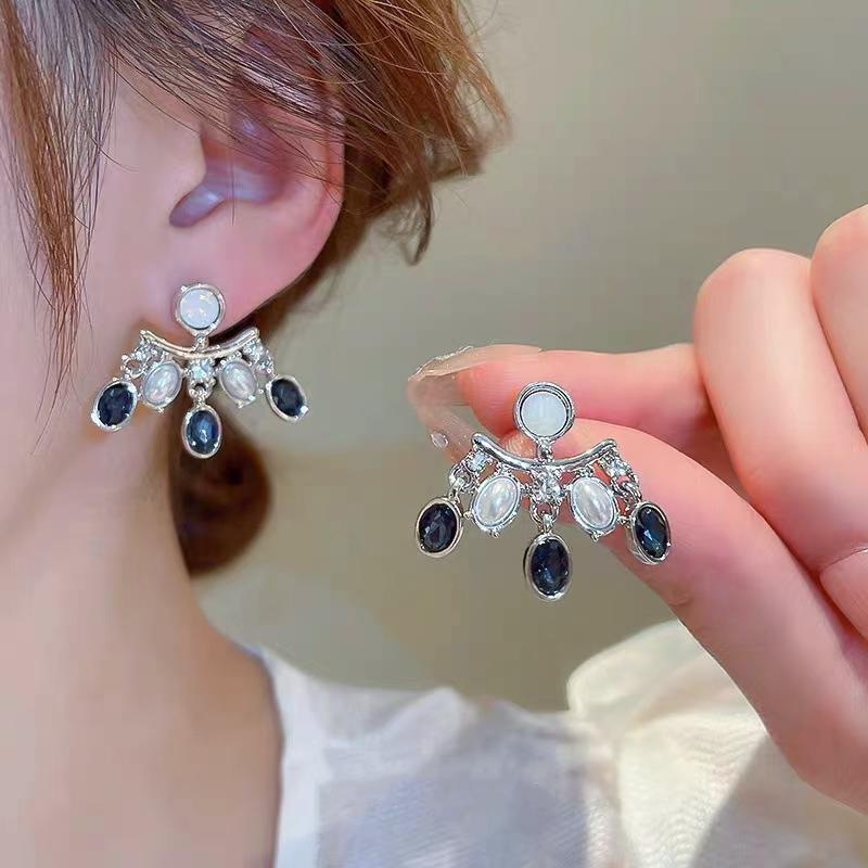 Simple high-end design niche temperament stud earrings women's light luxury fashion personalized earrings exquisite versatile sweet cool earrings
