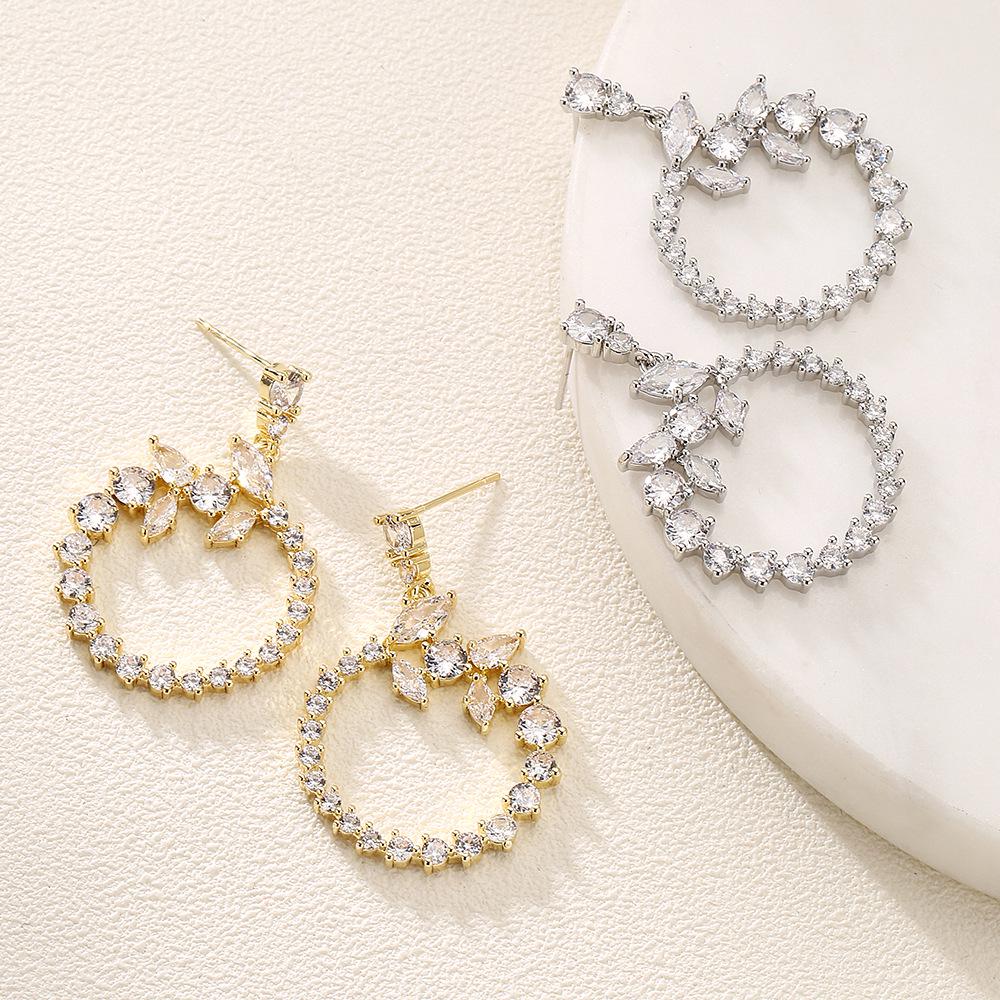 

Exquisite Geometric Zircon Earrings: Women s Light Luxury Trend серебряный