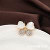 Little fresh and cute little butterfly brooch, temperament diamond-encrusted small fragrant wind anti-light decorative brooch