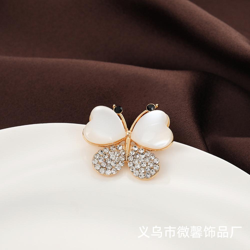 Little fresh and cute little butterfly brooch, temperament diamond-encrusted small fragrant wind anti-light decorative brooch