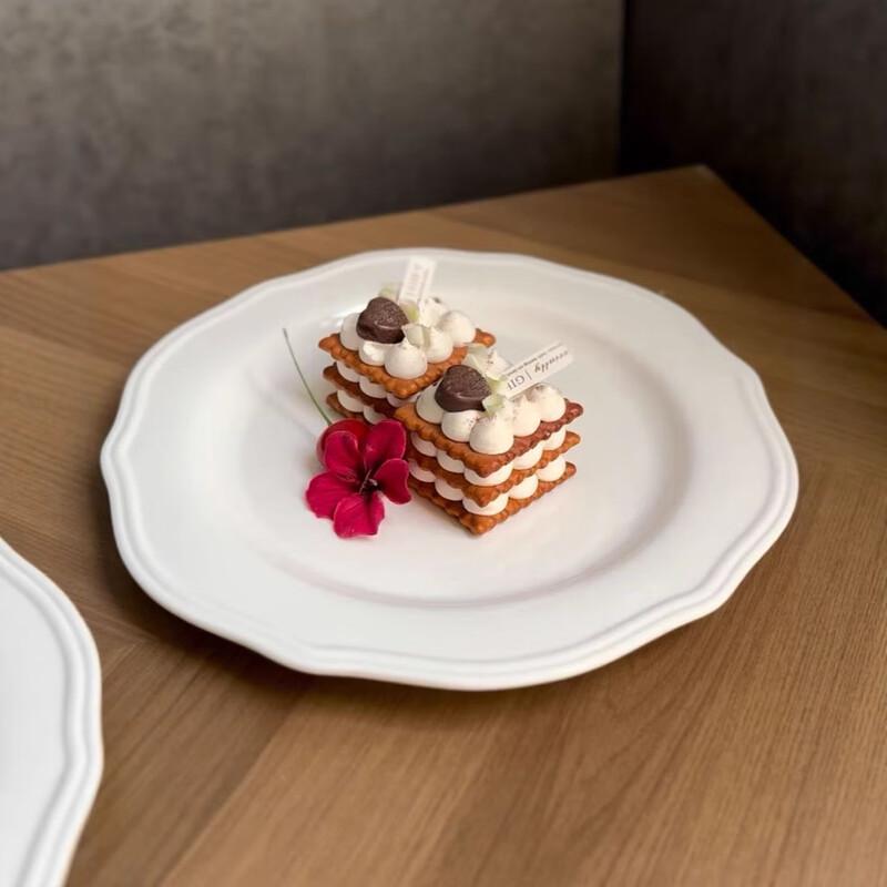 Elegant European Retro Embossed Ceramic Plate 10 Inch