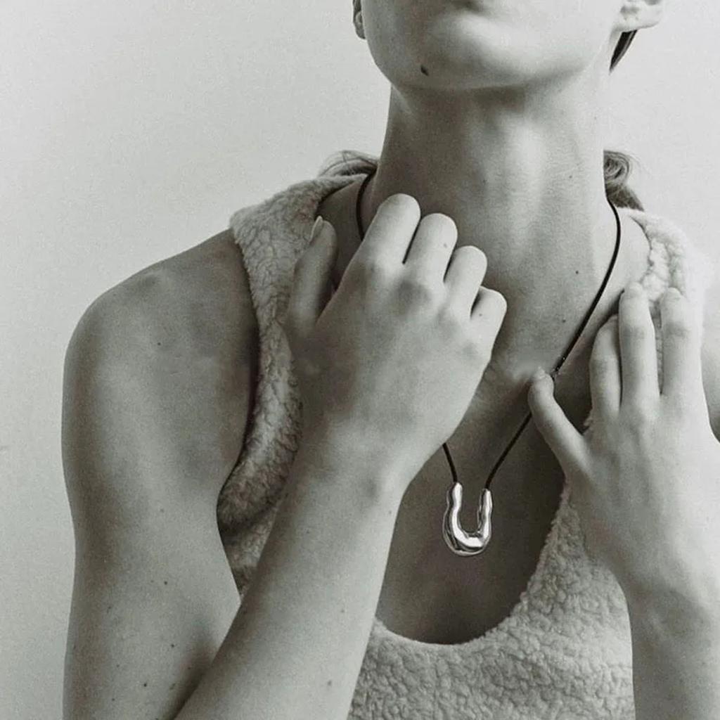 U-Shape Horseshoe Pendant Necklace for Women Black Rope Statement Necklaces Simple Choker Party Jewelry for Girls Women