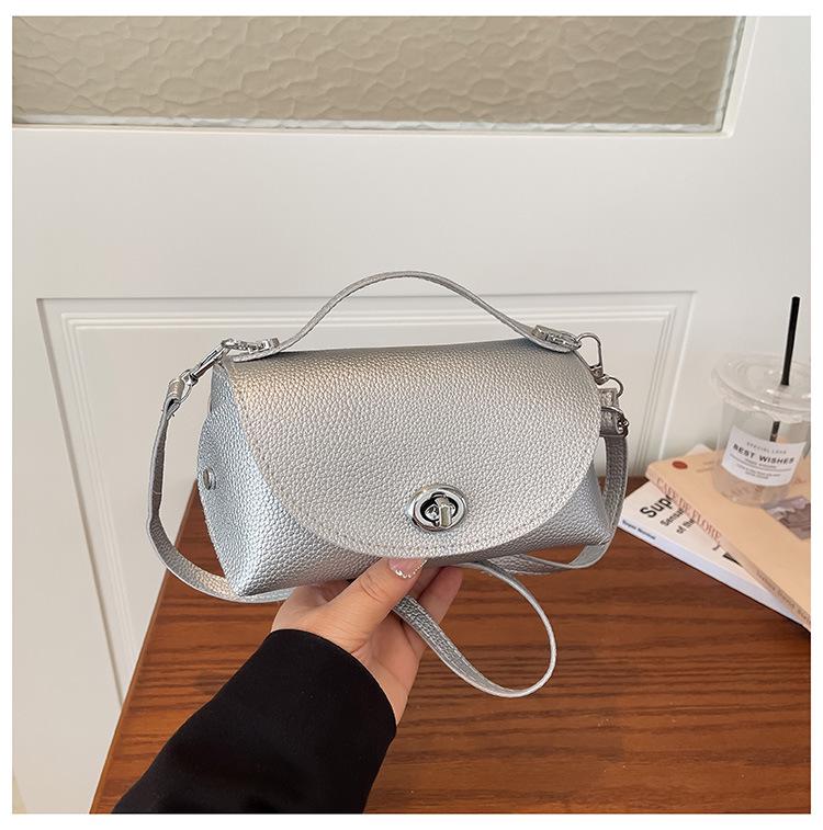Chic Women's Crossbody Bag: 2026 Spring/Summer Collection - Stylish, Versatile, Perfect for Everyday Commute.