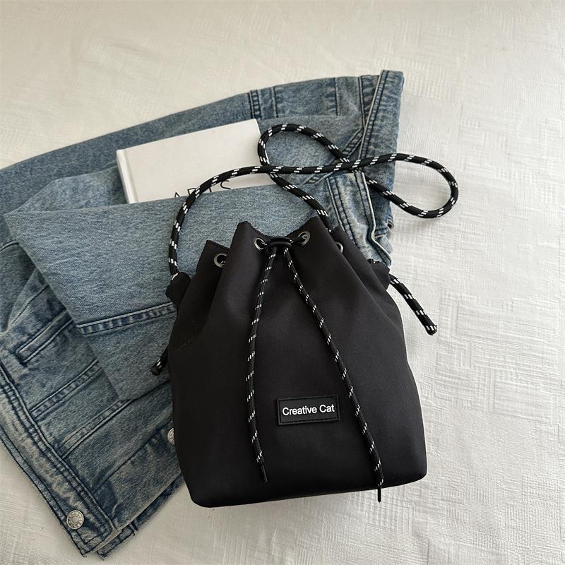 Nylon Sports and Leisure Bucket Bag, Simple Niche Commuting Versatile Girls Drawstring Bag, Summer Large-capacity Messenger Bag
