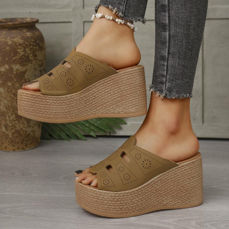 Large-size Platform Slippers for Women, New Arrivals in Spring and Summer, Fashionable and Versatile, Comfortable and Lightweight.
