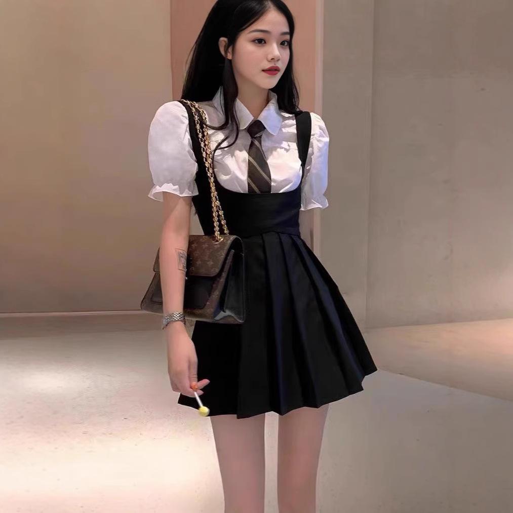 Dámský letní set košile s pufovanými rukávy a plisované sukně - Malé černé šaty s tílkem na ramínka