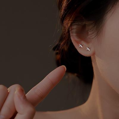 Kolczyki platerowane srebrem S925 Kolczyki z krzyżykiem Kolczyki z niszą w stylu kobiecym, proste i małe kolczyki w kształcie litery X Kolczyki z modnym temperamentem Kolczyki nie blakną