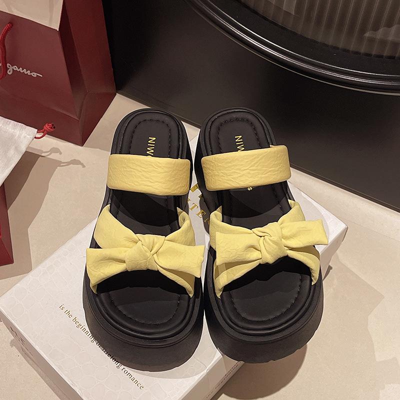 Cool Pantoletten mit dicker Sohle und Höhenverstärkung für Damen-Sommerbekleidung mit Röcken 2025 Sommer neue High-End silberne Mode Strandschuhe