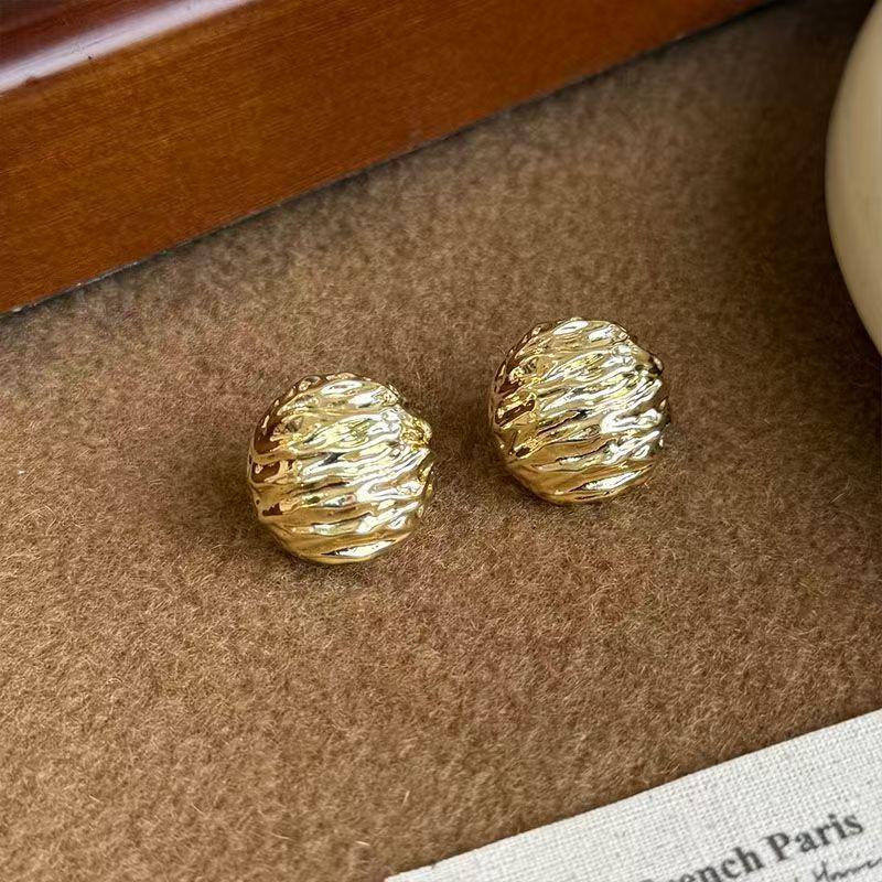 Молодежные Серьги-гвоздики из металла с текстурой грецкого ореха - Дизайн легкой роскоши