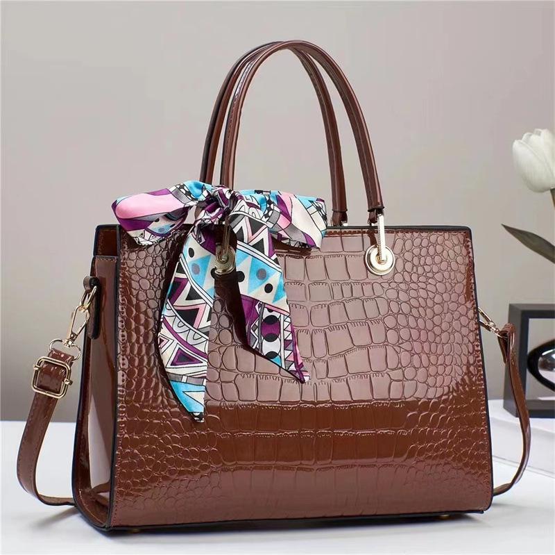 

Тенденционная женская сумка, новая модная сумка на плечо большой вместимости с тиснением под крокодила коричневый