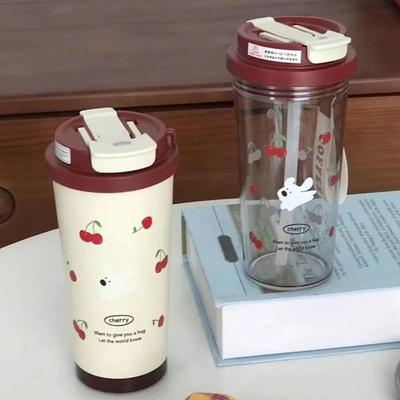 Süße Kirsche 550ml Studenten Doppeltrinkhalm Trageseil Plastikwasserflasche Cartoon Sport Büro Auto Kaffeetasse
