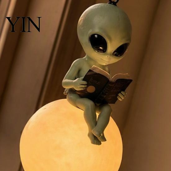 Indoor Outdoor Statue Alien Reading on Moon Hanging Lamp, Resin Bookshelf Light, Gift for Space Lovers Warm LED Night Light Decor Patio Garden Window