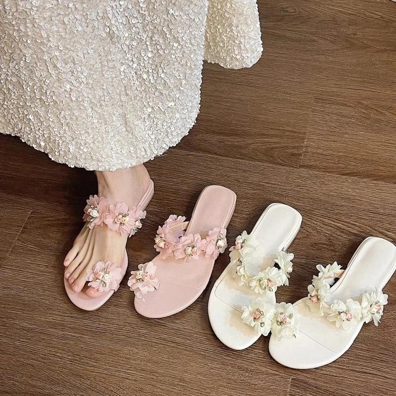 New Low-heeled Slippers Ladies 2025 New Summer Female Shoes Fashion Toe Ring Casual Shoes for Women Outdoor Sweet Flower Sandals