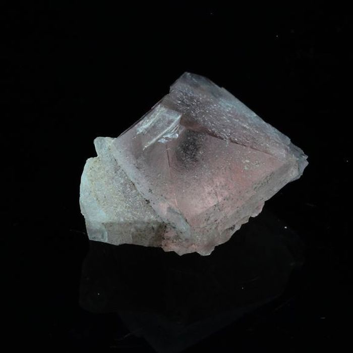 Pierres et Minéraux. Fluorite rose. 4.47 ct. Massif du Mont-Blanc, France..