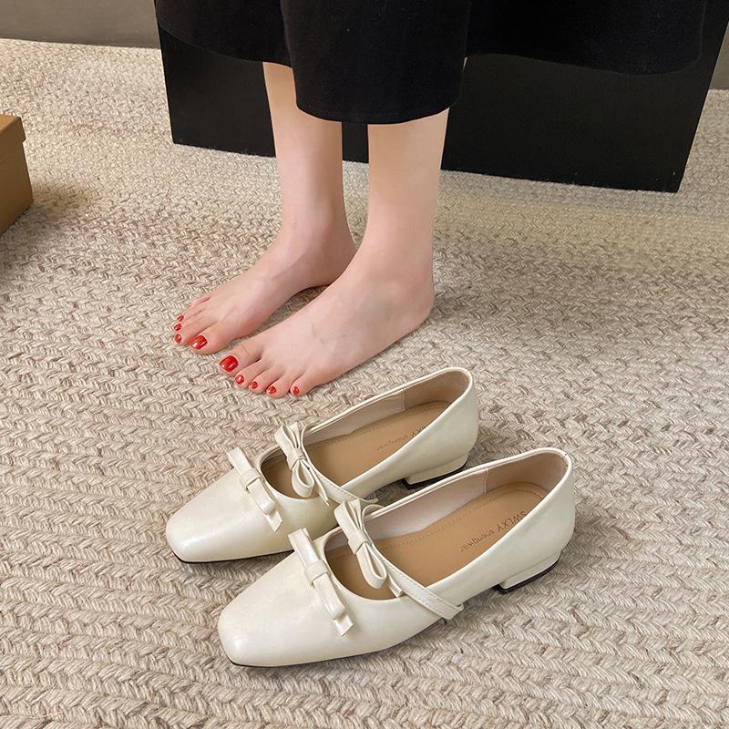 

Comfortable flat bottom thick heel square head fashion design niche women s sweet single shoes bow temperament commuter small leather shoes 40 бежевий
