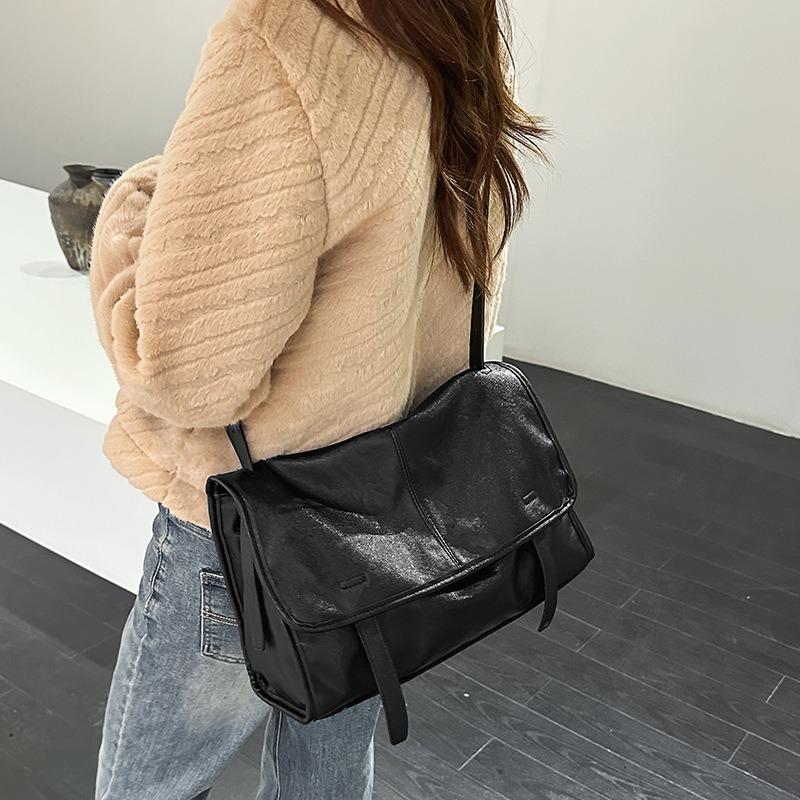 Vintage plant kneaded leather large-capacity bag, loose shoulder tote bag, high-end commuter messenger bag for women