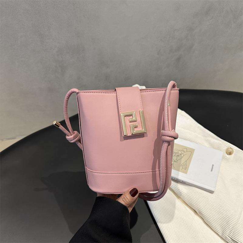 High-end niche design bag women's 2025 new fashionable and versatile one-shoulder crossbody bag commuter bucket bag