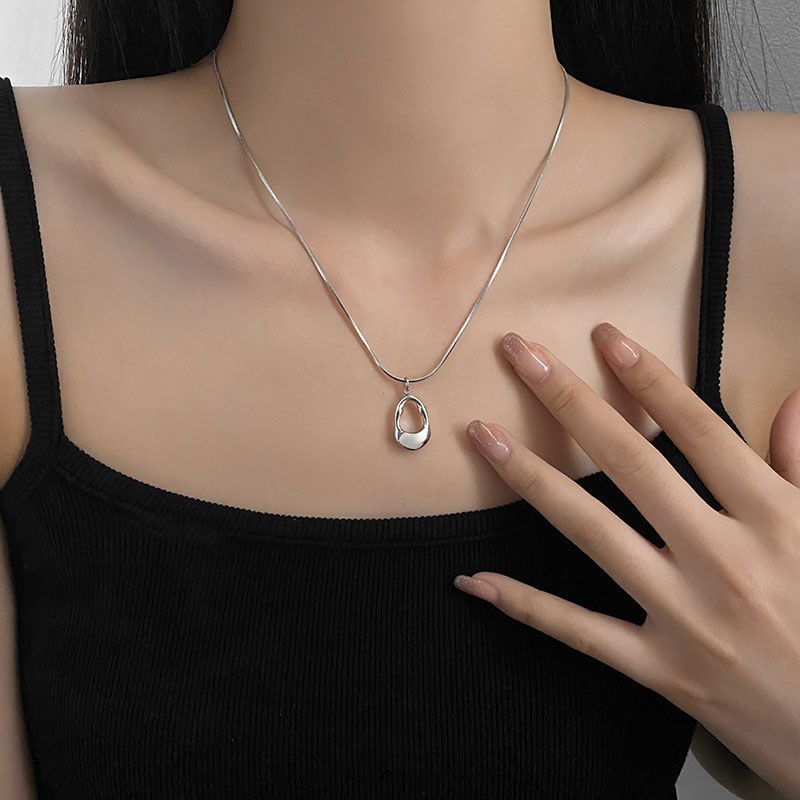 Hollow water drop metal minimalist necklace women's new niche temperament versatile light luxury collarbone chain