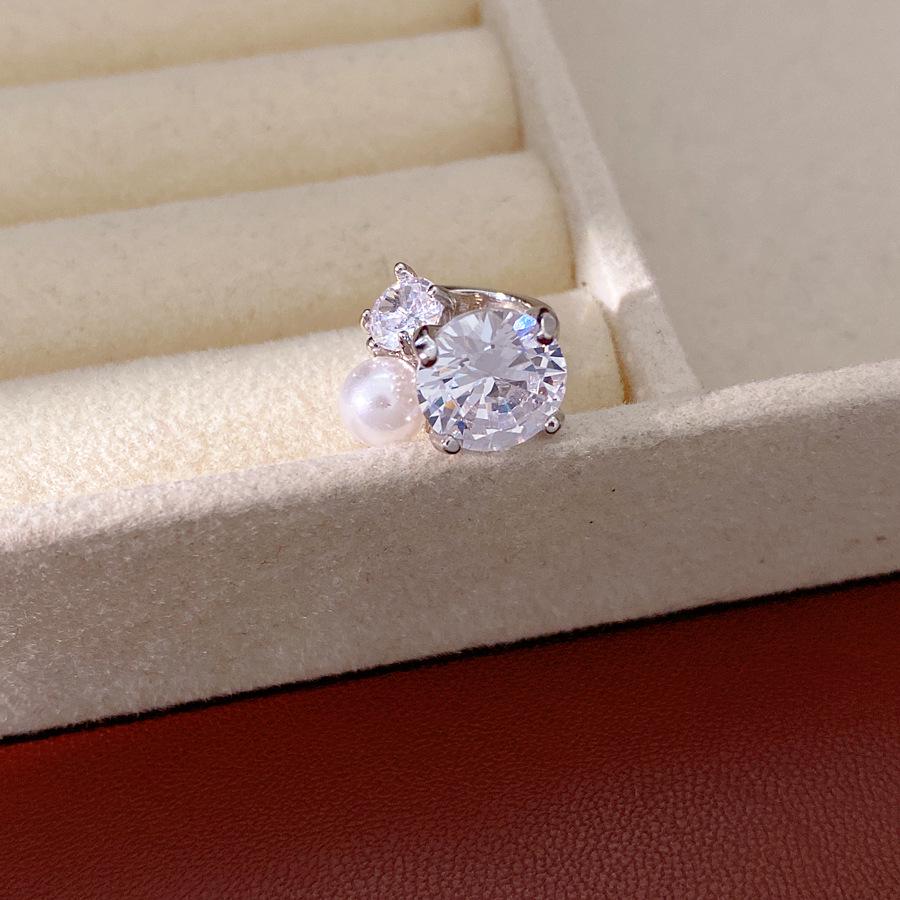 Zircon Square Pearl Ear Clip: No Piercing, Niche Design, Luxurious Feel Jewelry.
