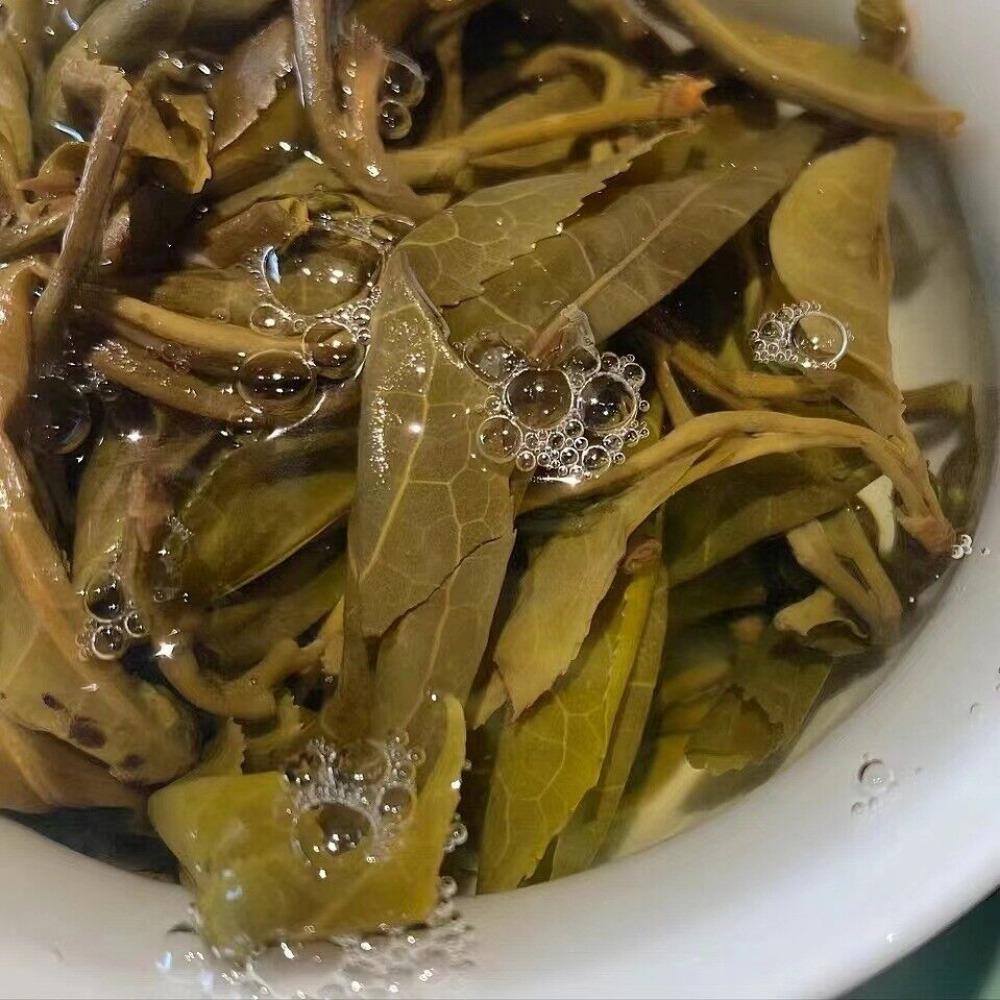 Yunnan Jingmai Mountain 357g Vorfrühling Alter Baum Roher Pu-erh Teekuchen