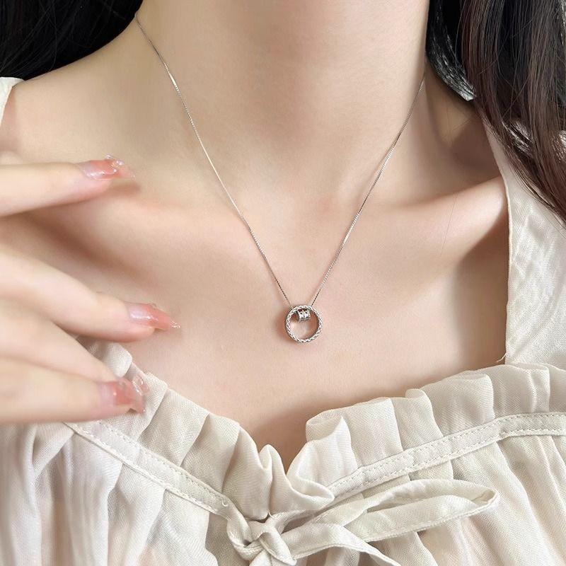 Elegant Women's Circle Pendant Necklace - Light Luxury Clavicle Chain