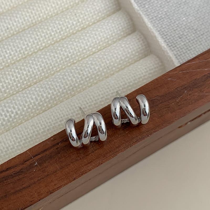

Silver Needle Niche Design Advanced Sense Metal Twisted Irregular Earrings Cold Wind Commuter Earrings Hipster Women срібний